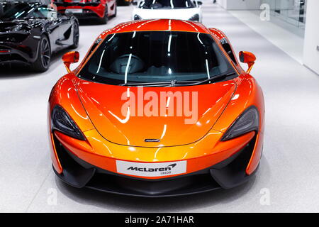 Neue Mclaren supercars innerhalb des Mclaren Leeds Showroom im Tempel Grün in Leeds. Stockfoto