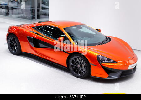 Neue Mclaren supercars innerhalb des Mclaren Leeds Showroom im Tempel Grün in Leeds. Stockfoto