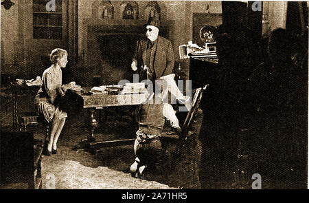 Ein 40er Szene in Elstree Film Studios (British International Pictures), England 1940 - Schriftsteller Edgar Wallace (dunkle Gläser) leitet eine Szene. Stockfoto