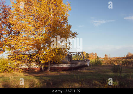 Alte, verwitterte verlassenen Boot einmal auf Lake Superior verwendet in einem Feld in Udaipur Wisconsin sitzt, im Herbst Stockfoto