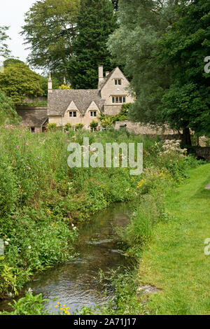 Wunderschönen Cotswold Cottage mit Blick auf den kleinen Fluss Coln in Bilbury Dorf. Gloucestershire, England Stockfoto