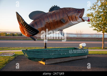 Ashland, Wisconsin - Oktober 19, 2019: Berühmte große Fische statue Skulptur für das SS River Rock Port von Ashland Stockfoto