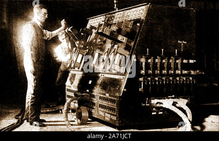 Ein 40er Szene in Elstree Film England (British International Pictures) 1940 - ein Licht Techniker betreibt eine bewegliche UNLIGHT Switchboard' Stockfoto