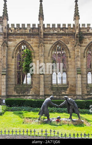 Jetzt alle zusammen Statue von Andy Edwards an der zerbombten Kirche St. Lukes in Liverpool, Großbritannien Stockfoto