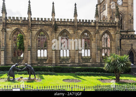 Jetzt alle zusammen Statue von Andy Edwards an der zerbombten Kirche St. Lukes in Liverpool, Großbritannien Stockfoto