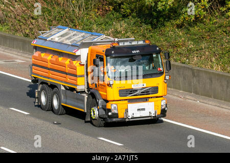 Highways England Salzstreuer mit 9 m3 Kapazität bei Volvo FE. Fahrgestell Winterfahrzeuge zur Straßenwartung; Fahrzeugbetreiber. Hochleistungs-Schneepflug-Streuer mit geradem Messer auf der Autobahn M61, Großbritannien Stockfoto