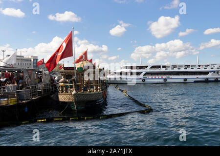 Istanbul, Türkei - September -28,2019: Boote Grillen von Fisch. Verkauf durch das Meer. Stockfoto