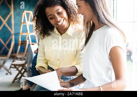 Zwei Geschäftsfrauen mit informellen Treffen im modernen Büro Stockfoto
