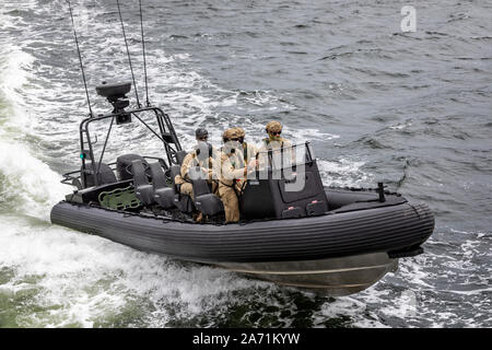 Nahaufnahme der Wasserschutzpolizei in camoflauge auf high speed Rippe auf Überwachung Patrouille auf dem Swan River, in der Nähe von Perth, Australien am 23. Oktober 2019 Stockfoto