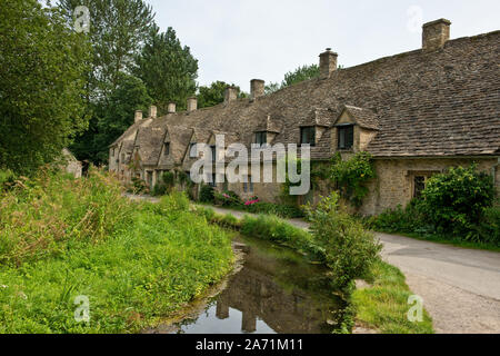 Wunderschönen Cotswold Cottage mit Blick auf den kleinen Fluss Coln in Bilbury Dorf. Gloucestershire, England Stockfoto