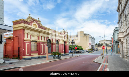 Georgianische und viktorianische Architektur im Stil der Gebäude und die historische Round House High Street, Freemantle, Australien am 23. Oktober 2019 Stockfoto