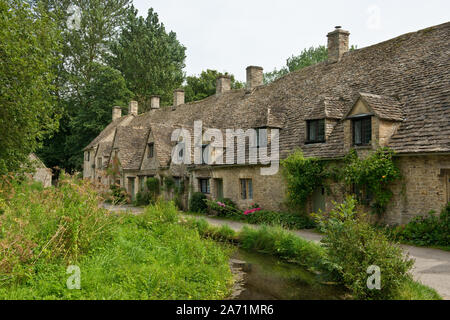 Wunderschönen Cotswold Cottage mit Blick auf den kleinen Fluss Coln in Bilbury Dorf. Gloucestershire, England Stockfoto