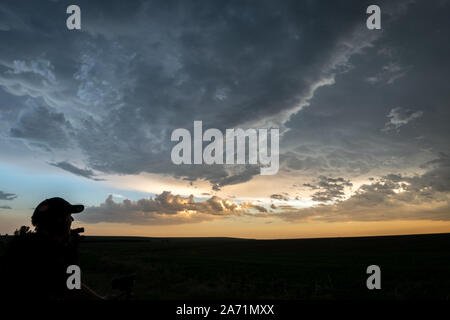 Silhouette einer Storm Chaser gerade eine schwere Gewitter über die Great Plains bei Sonnenuntergang Stockfoto