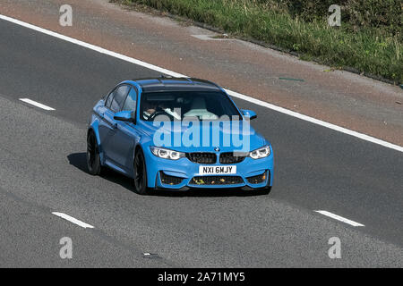 2016 blau BMW M3 S-A; Fahrt auf der Autobahn M6 in der Nähe von Preston in Lancashire, Großbritannien Stockfoto