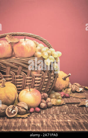 Herbst Stillleben mit Früchten, Kürbisse, Hagebutten und die Muttern an den hölzernen Tisch, kopieren. Vintage Farben Foto. Stockfoto