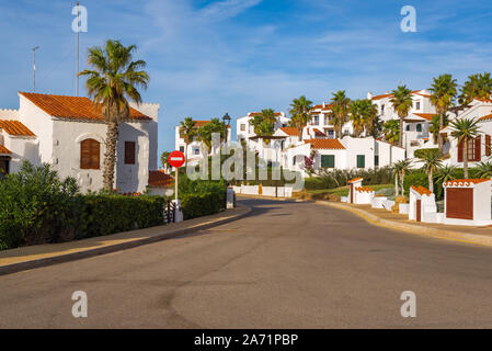 Traditionelle spanische Architektur mit weißen Sommer Villen auf der Insel Menorca. Spanien Stockfoto