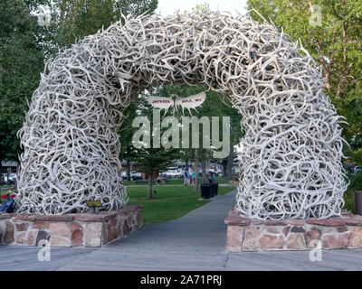 JACKSON HOLE, Wyoming, USA - 17. AUGUST 2017: ein geweih Bogen im Park in Jackson Hole, Wyoming Stockfoto