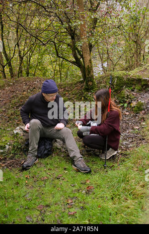 Oktober 2019 - Der alte Mann in den Wäldern ruht mit einer jungen Frau Stockfoto