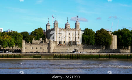 Tower von London über die Themse in London. Stockfoto
