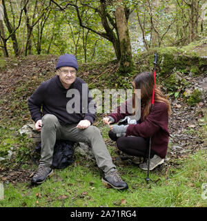 Oktober 2019 - Der alte Mann in den Wäldern ruht mit einer jungen Frau Stockfoto