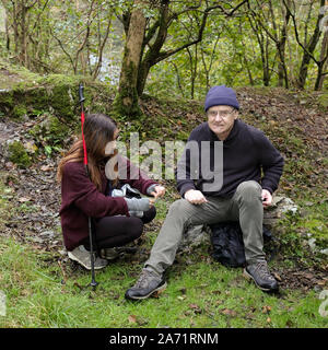 Oktober 2019 - Der alte Mann in den Wäldern ruht mit einer jungen Frau Stockfoto