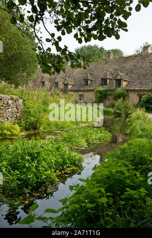 Wunderschönen Cotswold Cottage mit Blick auf den kleinen Fluss Coln in Bilbury Dorf. Gloucestershire, England Stockfoto