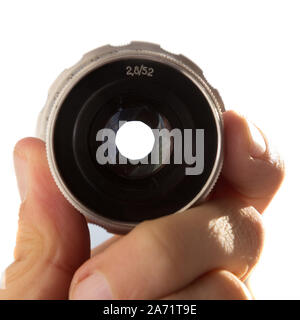 Hand, die Kameralinse auf weißem Hintergrund Stockfoto