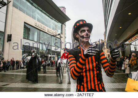 Manchester, UK, Käufer im Zentrum von Manchester wurden zu einem Geschmack von Halloween heute Nachmittag von den Mitgliedern der Gruppe Bummeln Knochen behandelt. Stockfoto