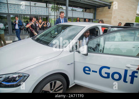 (191029) - KIGALI, Oktober 29, 2019 (Xinhua) - die ruandischen Premierminister Edouard Ngirente hat einen Testlauf von Volkswagen (VW) das Elektroauto e-Golf in Kigali, Ruanda, am Okt. 29, 2019. Der deutsche Autobauer Volkswagen am Dienstag ein Pilotprojekt der elektrischen Auto e-Golf in Partnerschaft mit deutscher Technologie giant Siemens in Kigali, Ruanda das erste Land in Afrika südlich der Sahara, wo VW stellt ein elektrisches Auto macht. (Foto von Cyril Ndegeya/Xinhua) Stockfoto