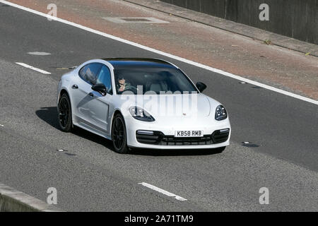 2017 weißen Porsche Panamera S-A; Fahrt auf der Autobahn M6 in der Nähe von Preston in Lancashire, Großbritannien Stockfoto
