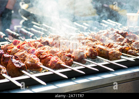 Gemischte gegrillte Fleischplatte. Verschiedene köstliche gegrillte Fleisch. Fleisch am Spieß geröstet wird in Brand. Fleisch mit Rauch auf einem Grill über Kohle. Stockfoto