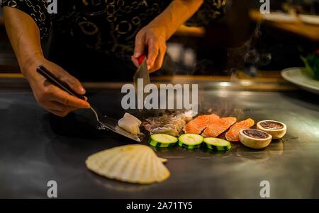 Teppan zeigen in einem Japanischen Restaurant, direkt Kochen vor der Client, Fisch, Reis, Fleisch, Gemüse Stockfoto