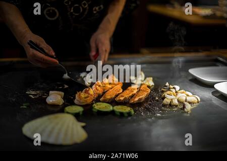 Teppan zeigen in einem Japanischen Restaurant, direkt Kochen vor der Client, Fisch, Reis, Fleisch, Gemüse Stockfoto