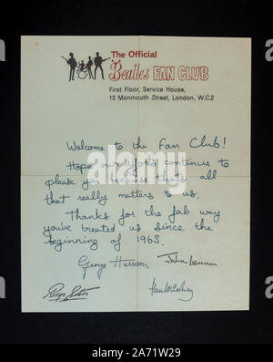 Replica Erinnerungsstücke über die Beatles: Willkommen bei den Beatles Fan Club Brief von 1963 mit der Autographen/Signaturen der einzelnen Beatle. Stockfoto
