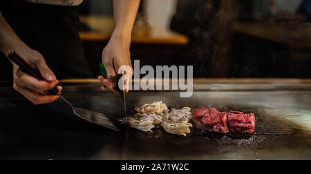 Teppan zeigen in einem Japanischen Restaurant, direkt Kochen vor der Client, Fisch, Reis, Fleisch, Gemüse Stockfoto