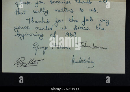 Replica Erinnerungsstücke über die Beatles: Willkommen bei den Beatles Fan Club Brief von 1963 mit der Autographen/Signaturen der einzelnen Beatle. Stockfoto