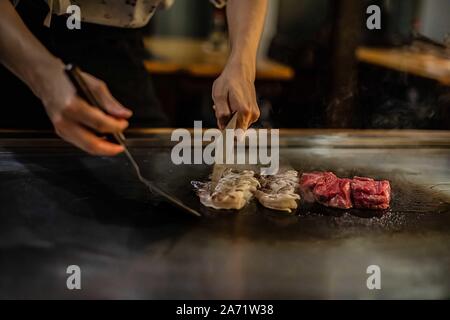 Teppan zeigen in einem Japanischen Restaurant, direkt Kochen vor der Client, Fisch, Reis, Fleisch, Gemüse Stockfoto