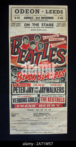 Replica Erinnerungsstücke über die Beatles: Poster Werbung die Auftritte der Beatles im Odeon Leeds, 3. November 1963. Stockfoto