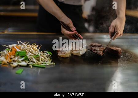 Teppan zeigen in einem Japanischen Restaurant, direkt Kochen vor der Client, Fisch, Reis, Fleisch, Gemüse Stockfoto