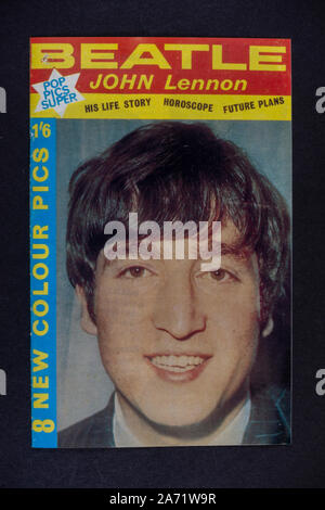 Replica Erinnerungsstücke über die Beatles: THE BEATLES Pop Pics Super Magazin für John Lennon. Stockfoto