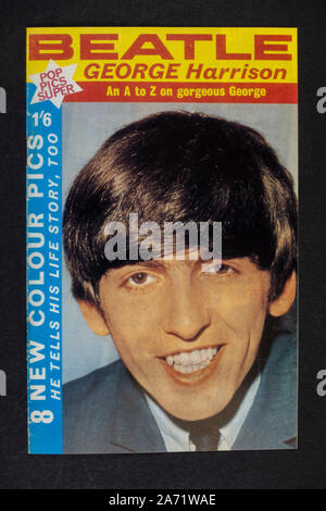 Replica Erinnerungsstücke über die Beatles: THE BEATLES Pop Pics Super Magazin für George Harrison. Stockfoto