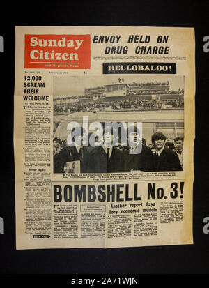 Replica Erinnerungsstücke über die Beatles: Titelseite der Sonntag Bürger-zeitung (23. Februar 1964), in der die Beatles nach London zurückkehren. Stockfoto
