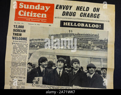 Replica Erinnerungsstücke über die Beatles: Titelseite der Sonntag Bürger-zeitung (23. Februar 1964), in der die Beatles nach London zurückkehren. Stockfoto