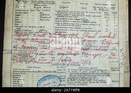 Replica Erinnerungsstücke im Zusammenhang mit der Titanic: Titanic Registrierungsformular mit "Registry geschlossen' und 'Schiff zerstört" darauf geschrieben. Stockfoto