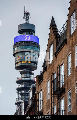 BT Tower London mit neuen 2019 BT-Logo. Der BT Tower, eröffnet im Jahr 1965. Stockfoto