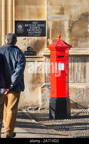 Ein männlicher Tourist weiter Die rote Säule, außerhalb des Haupteingangs des King's College der Universität Cambridge, England. Stockfoto