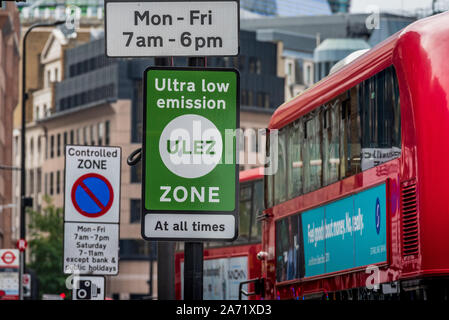 ULEZ Ultra Low Emission Zone anmelden London - Zeichen für die neue Ultra Low Emission Zone im Zentrum von London von Transport for London TFL in 2019 umgesetzt Stockfoto