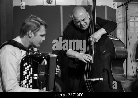 Matti Vallius, auf der Bühne mit mustat Silmät, spielte Bass Solo bei Juttutupa in Helsinki, Finnland Stockfoto