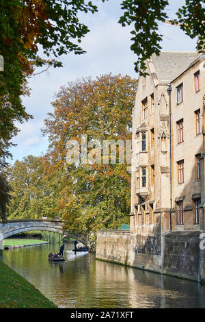 Punting on the River Cam unter dem birdge am King's College, Universität Cambridge, England, an einem sonnigen Herbsttag Stockfoto