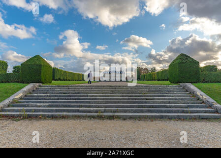 Champs-sur-Marne, Frankreich - Oktober 6, 2019: Geradlinige garten Gasse mit formschnitten und das Schloss am Ende einer Perspektive, in einem formellen französischen genommen Stockfoto